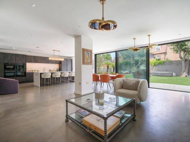 Flat for sale in Belsize Park, Greater London