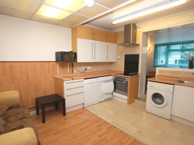 Flat for rent in Tolworth, Greater London