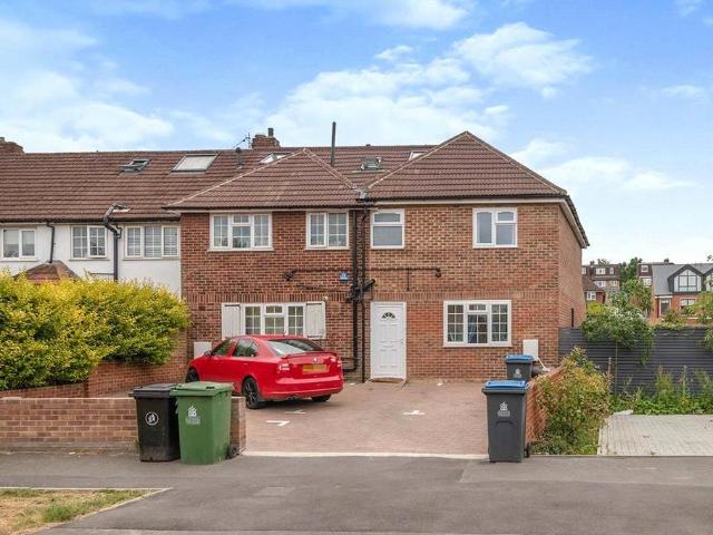 Flat for rent in Berrylands, Greater London