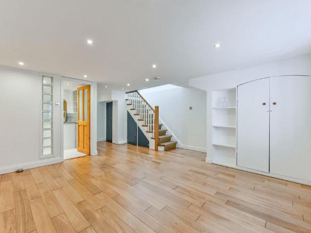 Flat for rent in Leyton, Greater London