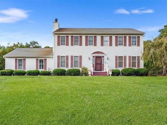 House for sale in Manorville