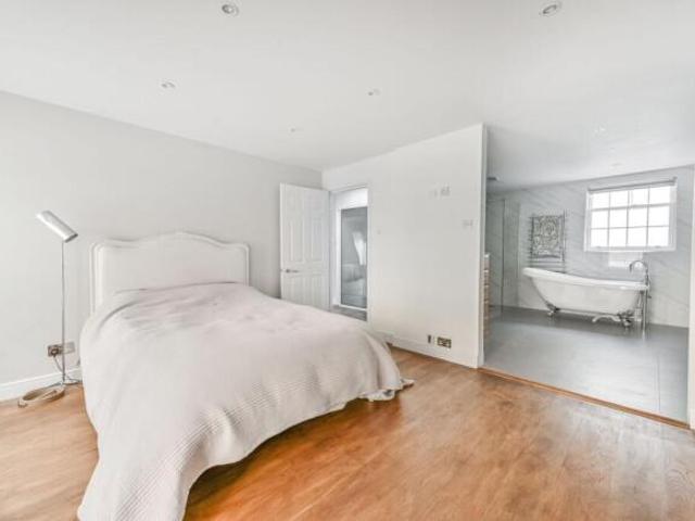 Townhouse for rent in Belgravia, Greater London