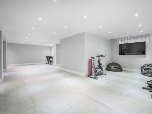 Townhouse for rent in Belgravia, Greater London