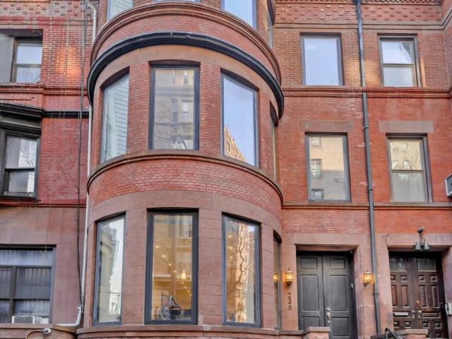 Townhouse for sale in Arverne, New York
