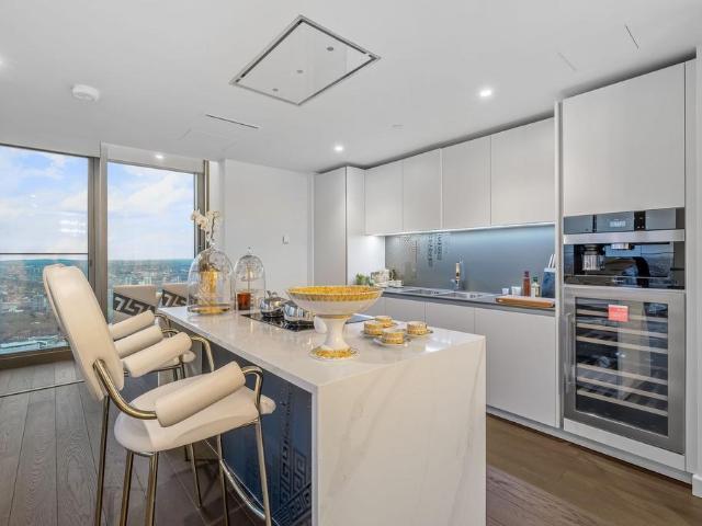 Flat for sale in Vauxhall, Greater London