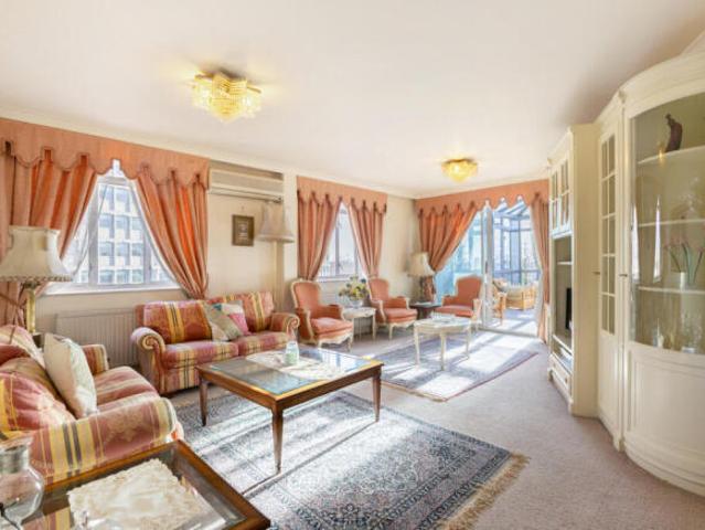 Apartment for sale in Bayswater, Greater London