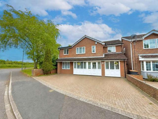 Property for sale in Woodside Estate, Houghton Regis