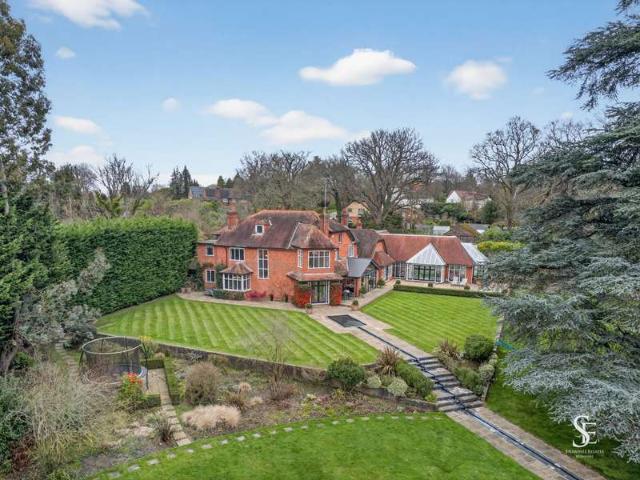Property for sale in Finchampstead