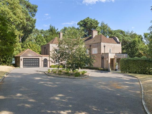 House for rent in Row Town, Surrey