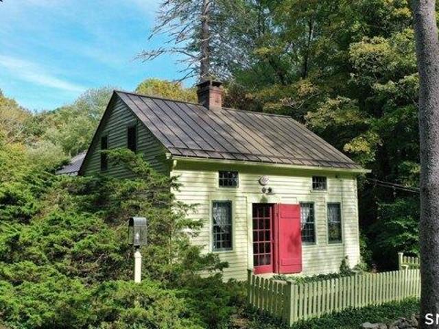 House for sale in Roxbury Center Historic District, Roxbury