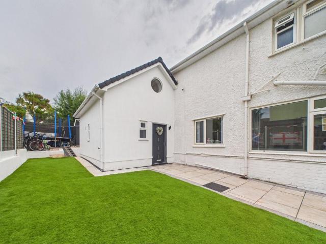 Bungalow for sale in Three Beaches, Livermead