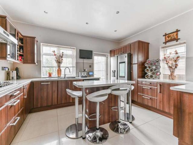 Farm for sale in Sanderstead, Purley
