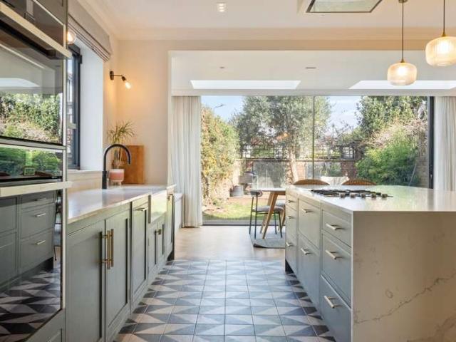 Farm for sale in Brondesbury, Greater London