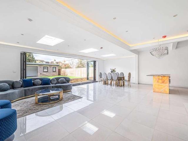 Farm for rent in Cricklewood, Brent