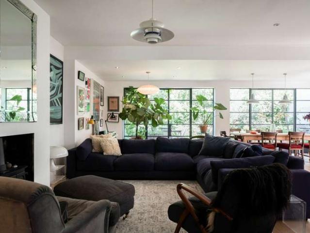 Farm for sale in Brondesbury, Greater London