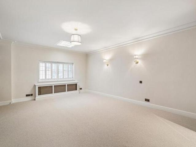 Property for rent in Cat Hill, England