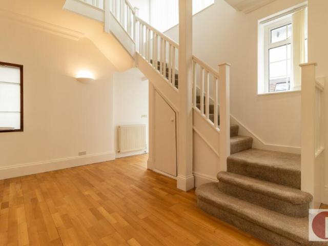 Semi Detached House for rent in Golders Green
