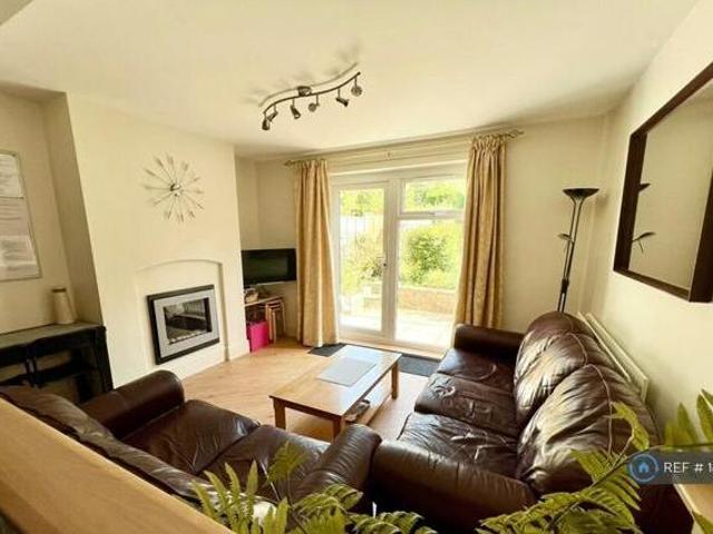 House for rent in Mill End, Green Close