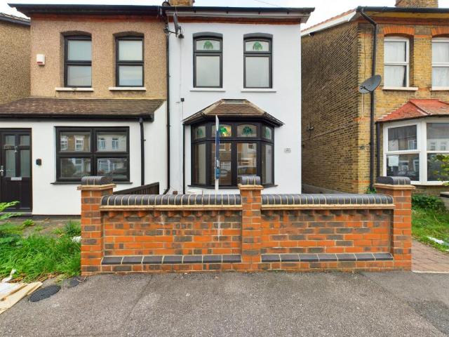 Semi Detached House for rent in Romford