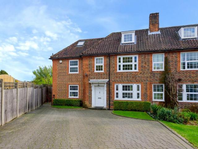 House for sale in Woodside Park, Greater London