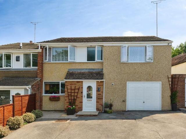 House for sale in Kingswood