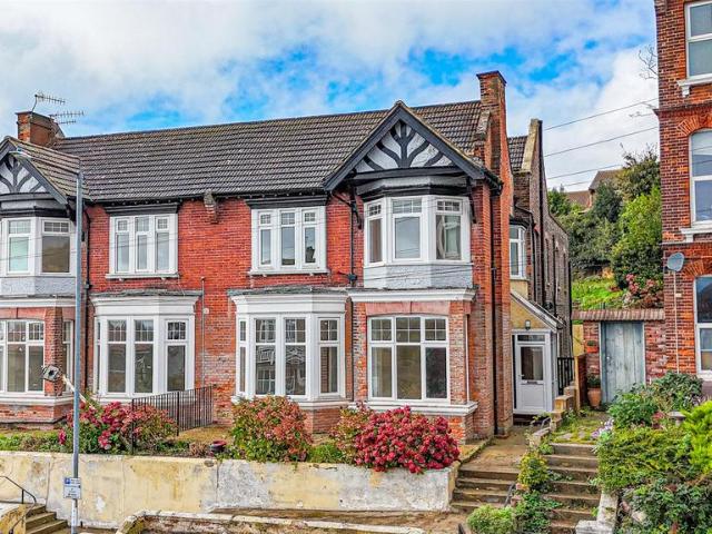 House for sale in Bohemia, Guestling Green