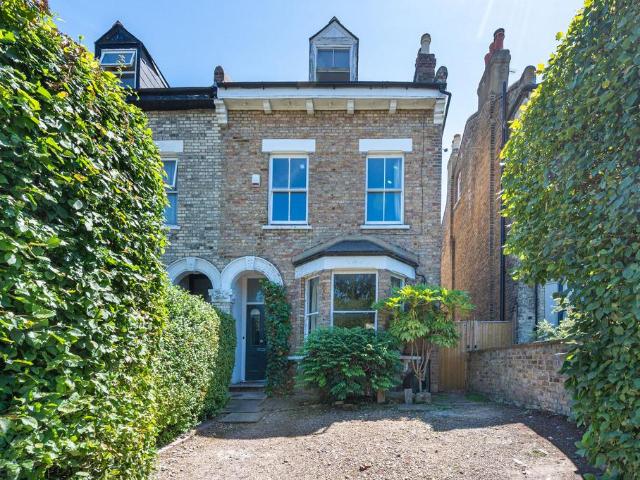 House for sale in Nunhead, Greater London