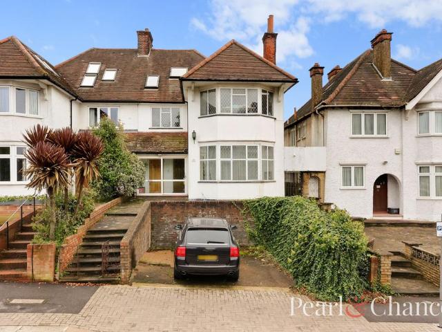 House for sale in Golders Green, Greater London