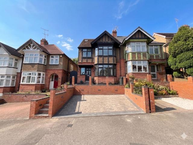 House for sale in Spring Park, Luton