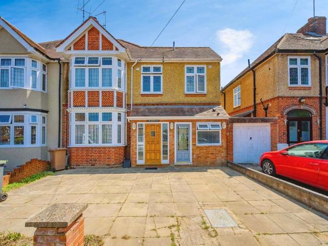 House for sale in Spring Park, Luton