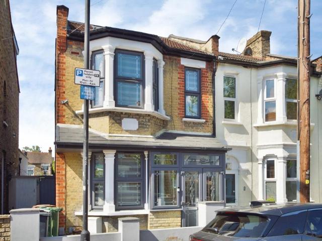 House for sale in Hale End, Greater London