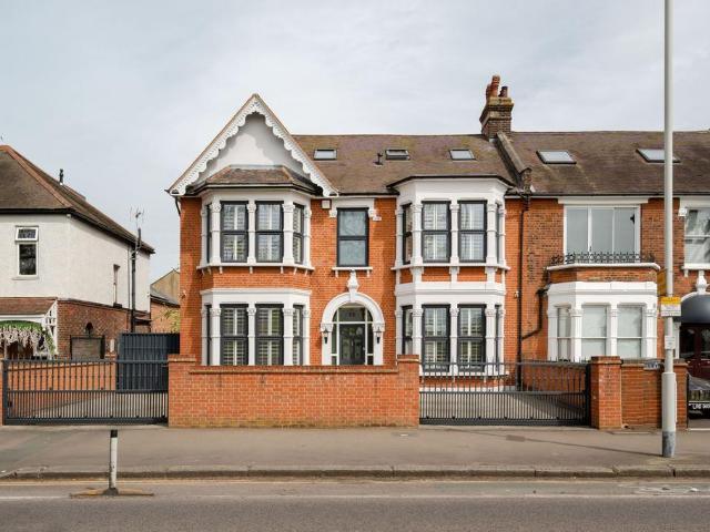 House for sale in Aldersbrook, Greater London