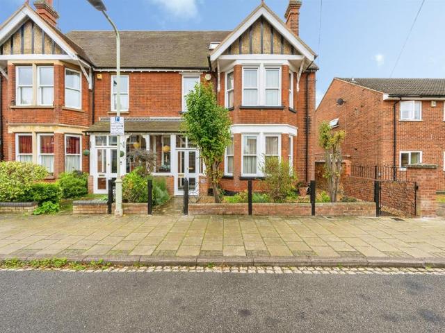 House for sale in Queens Park, Bedford