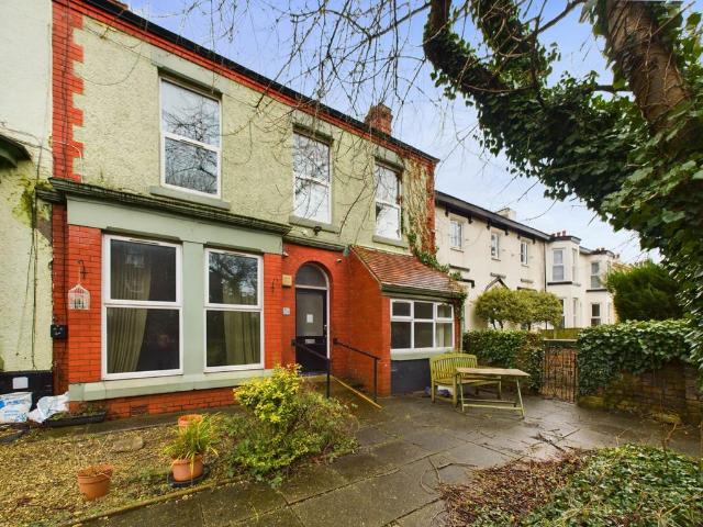 House for sale in Elm Park, Calderstones