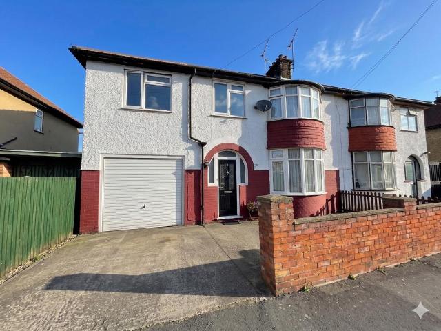 House for sale in Spring Park, Luton