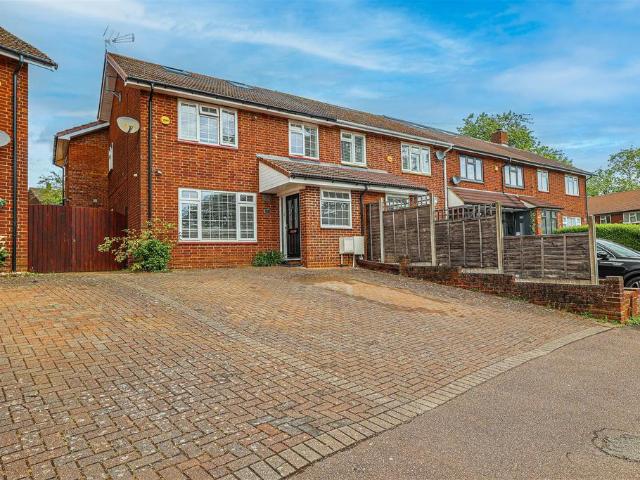 House for sale in Bennetts End, Pouchen End