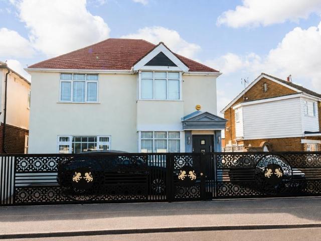 House for sale in Millmead, Acol