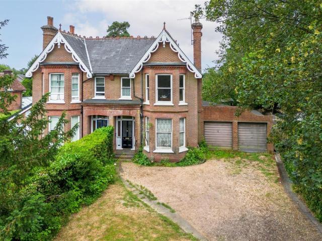 House for sale in Perryfields, West Sussex