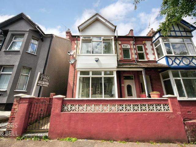 House for sale in Spring Park, Luton