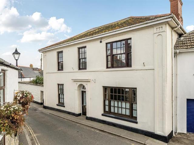 House for sale in Mullion, Cornwall
