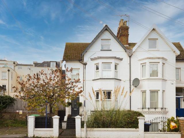 House for sale in Upton, Acol