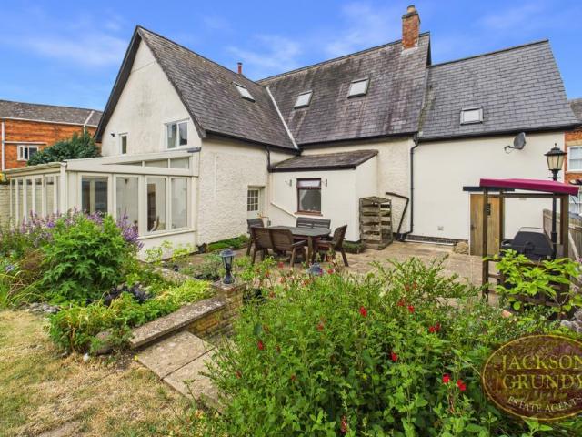 House for sale in Weedon Bec