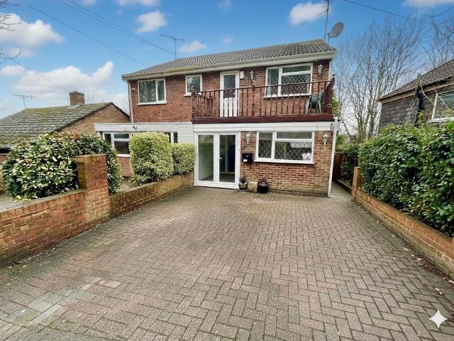 House for sale in Spring Park, Luton