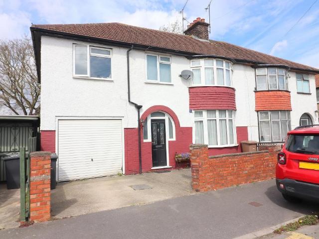 House for sale in Spring Park, Luton