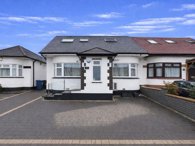 Bungalow for sale in Broadfields, Greater London