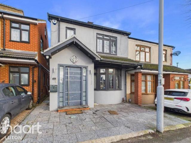 House for sale in Spring Park, Luton