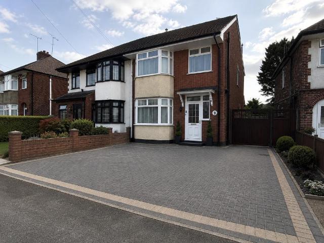 House for sale in Spring Park, Luton