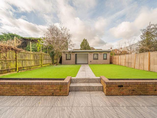 House for sale in Golders Green, Greater London