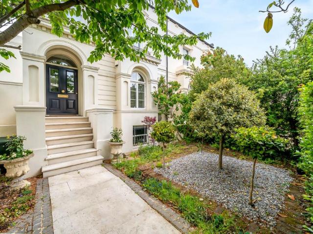 House for sale in Tulse Hill, Greater London