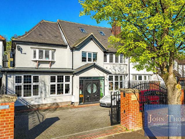 House for sale in Chigwell, Epping